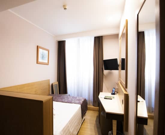 Small Room with French Bed Hotel Giolli Nazionale Rome15 Copia