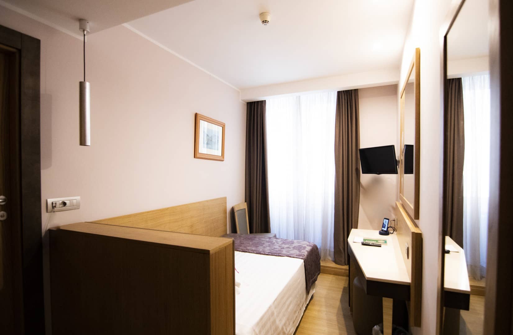 Small Room with French Bed Hotel Giolli Nazionale Rome15 Copia