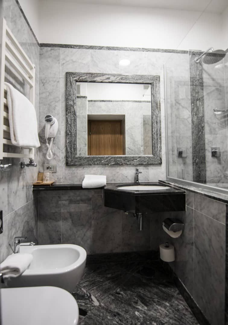 Small Room with French Bed Hotel Giolli Nazionale Rome9