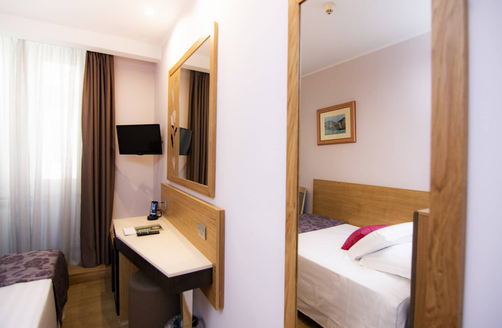 Small Room with French Bed Hotel Giolli Nazionale Rome8