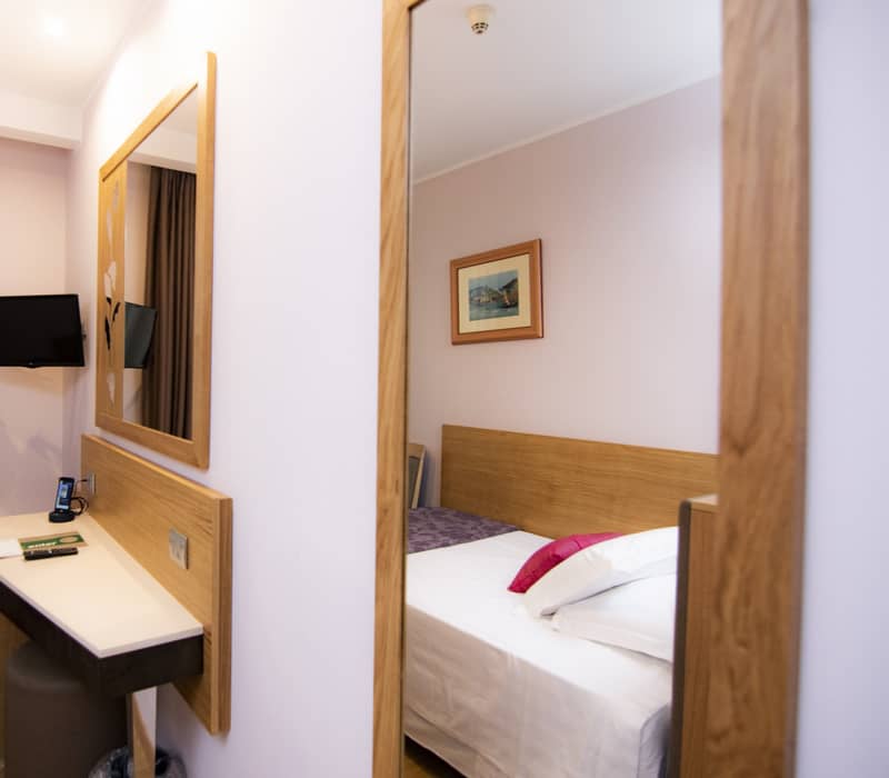 Small Room with French Bed Hotel Giolli Nazionale Rome8