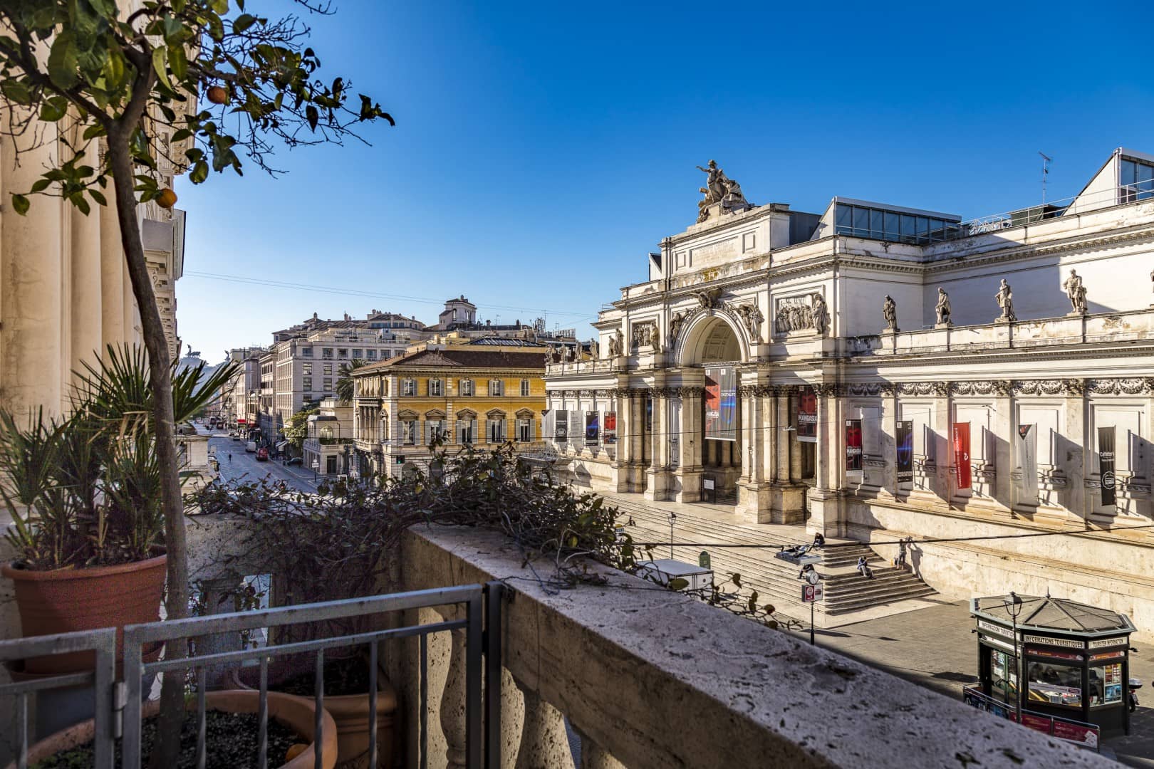 Deluxe Double Room with View Hotel Giolli Nazionale Rome6