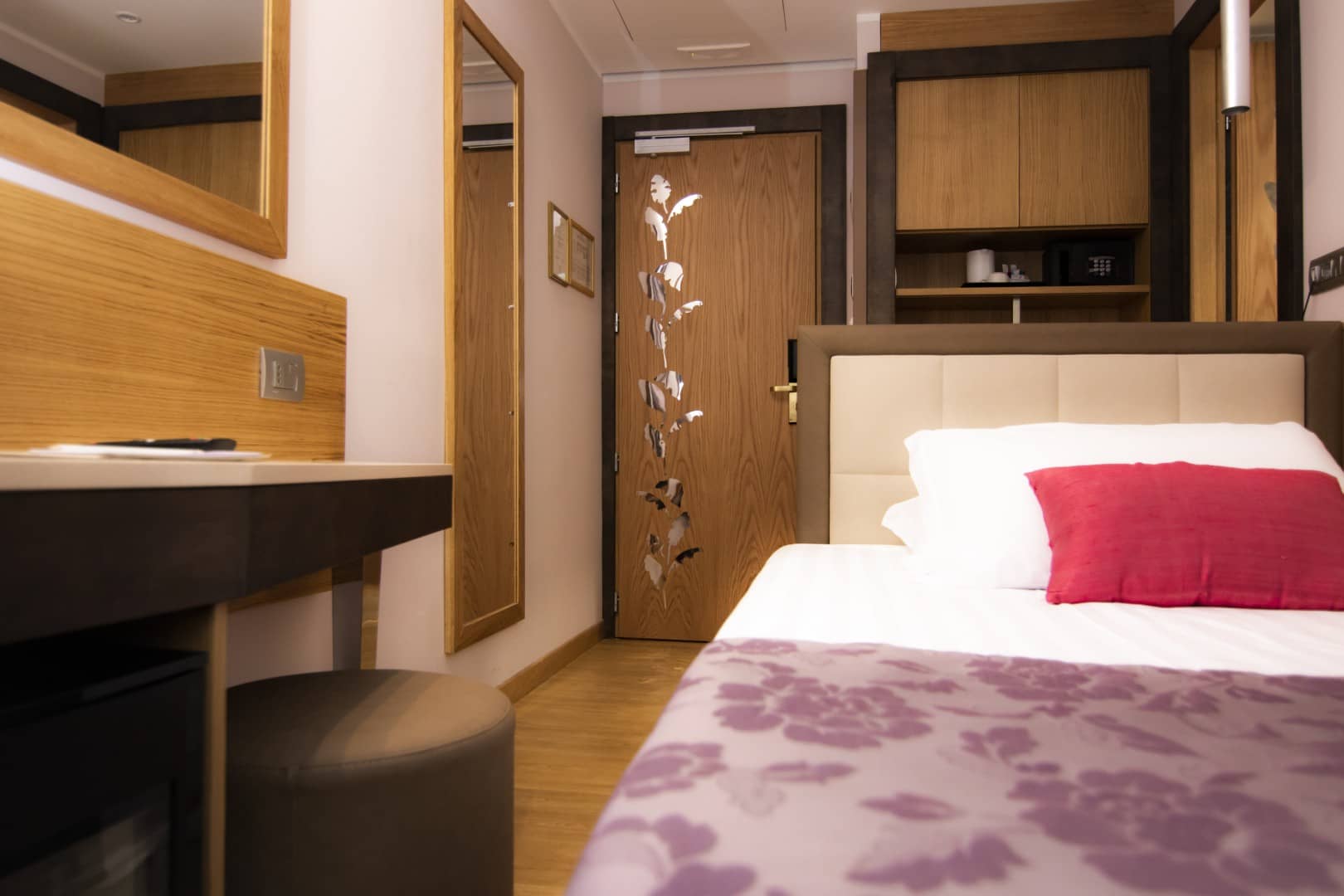 Small Room with French Bed Hotel Giolli Nazionale Rome6