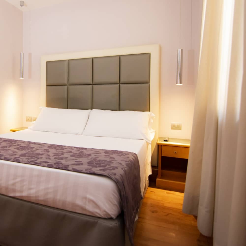 Small Double Room Hotel Giolli Nazionale Rome6
